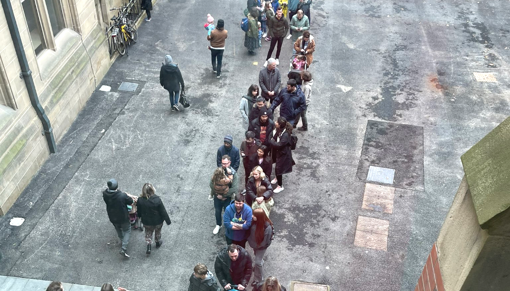 Queues outside Manchester Museum (Photo Twitter / @ward_esme)
