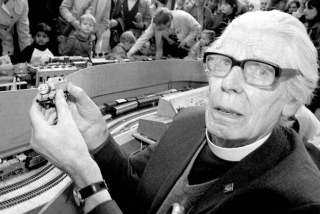 Thomas the Tank Engine creator honoured with first-of-its-kind blue plaque